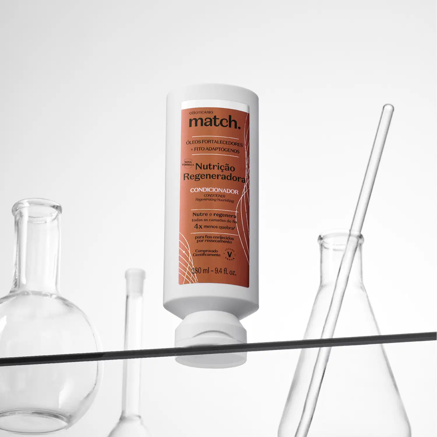 Imagem de frasco branco de condicionador da marca Match Nutrição Regeneradora sobre superfície de vidro, com outros recipientes de laboratório ao redor, em ambiente minimalista e monocromático.. O produto contém rótulo laranja e prateado com letras pretas