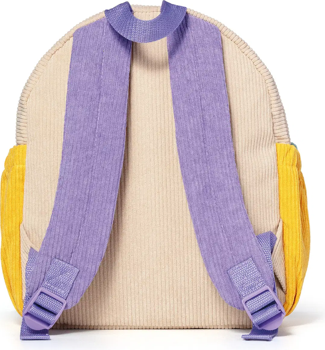 Mochila infantil de veludo canelado nas cores bege, alça lilás e bolsos laterais amarelos, com zíper vista de costas.