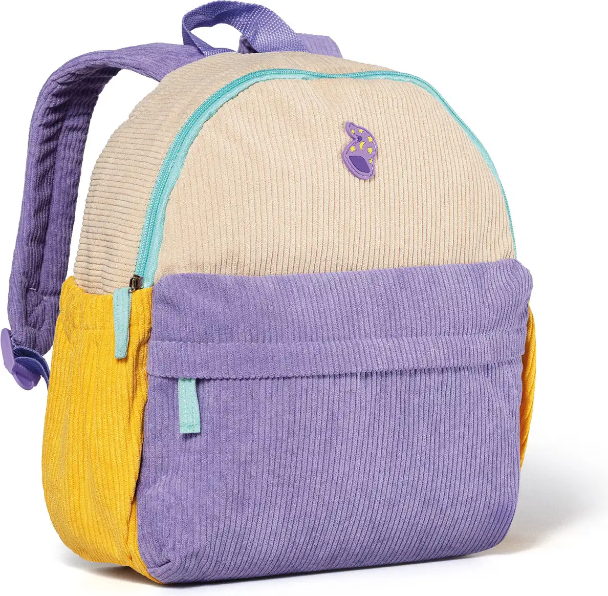 Mochila infantil de veludo canelado nas cores bege, lilás e amarelo, com zíper e aplicação de ícone em formato de touca de mago na parte frontal. Vista 45 graus.