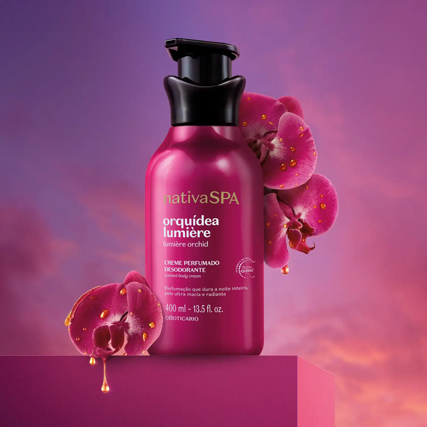 Embalagem pump de creme corporal perfumado da marca Nativa SPA Orquídea Lumière com flores de orquídea ao redor sobre uma superfície elevada rosa escura contra um céu rosa e laranja ao fundo.