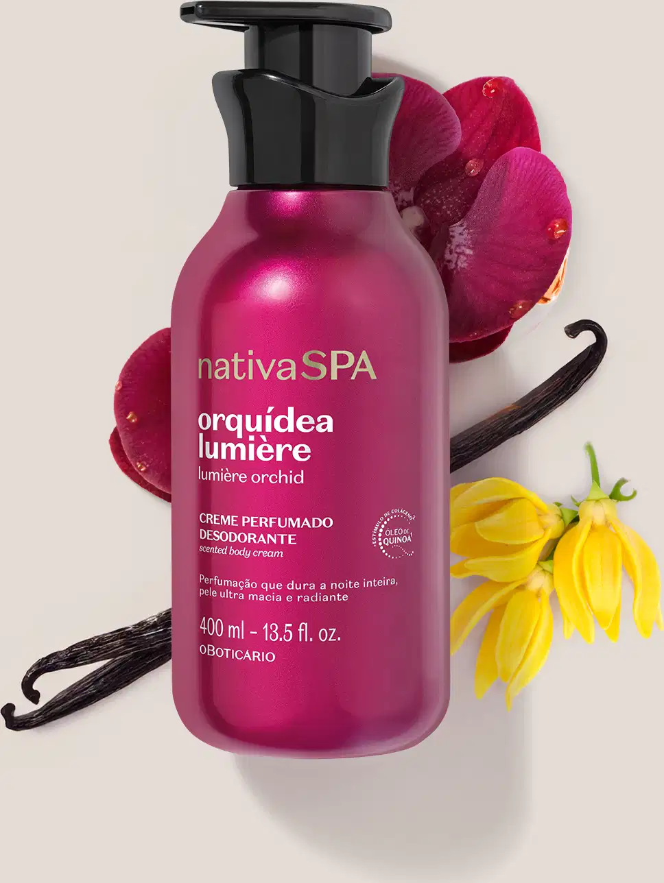 Embalagem pump de creme corporal perfumado da marca Nativa SPA Orquídea Lumière, na cor rosa vibrante com tampa preta cercada por uma orquídea rosa, outra amarela e uma fava de baunilha sobre superfície branca.