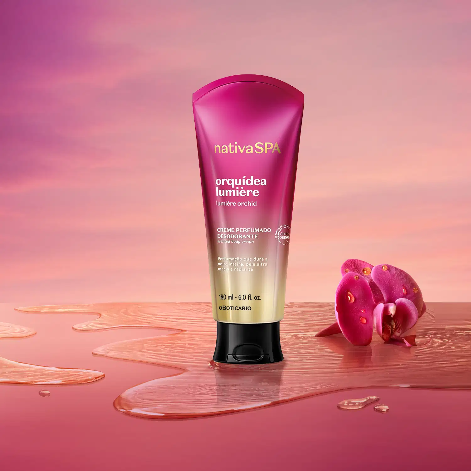 Bisnaga de creme corporal perfumado da marca Nativa SPA Orquídea Lumière sobre superfície rosa molhada e ao lado, uma orquídea rosa contra um céu rosa e laranja.