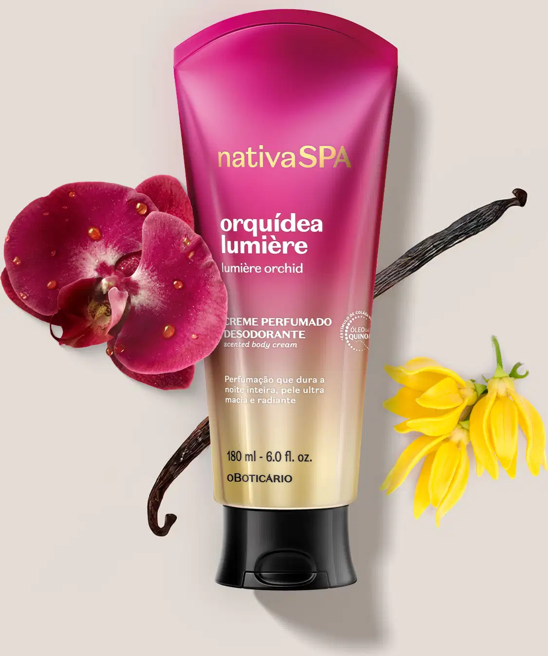 Bisnaga de creme corporal perfumado da marca Nativa SPA Orquídea Lumière, com cores em degradê de rosa e dourado, com tampa preta cercada por uma orquídea rosa, outra amarela e uma fava de baunilha sobre superfície branca.