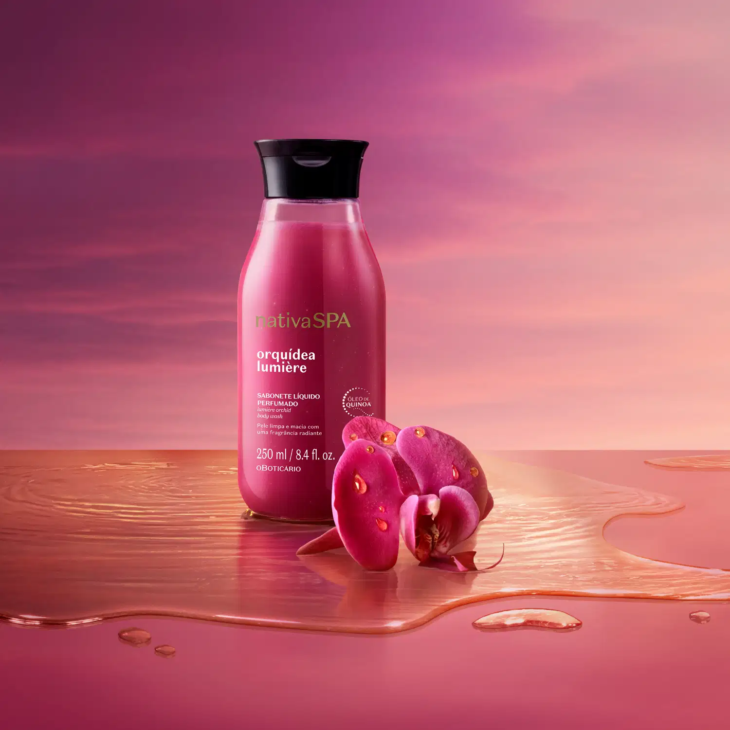 Frasco de sabonete líquido perfumado da marca Nativa SPA Orquídea Lumière na cor rosa vibrante e tampa preta sobre superfície rosa molhada e ao lado, uma orquídea rosa contra um céu rosa e laranja.