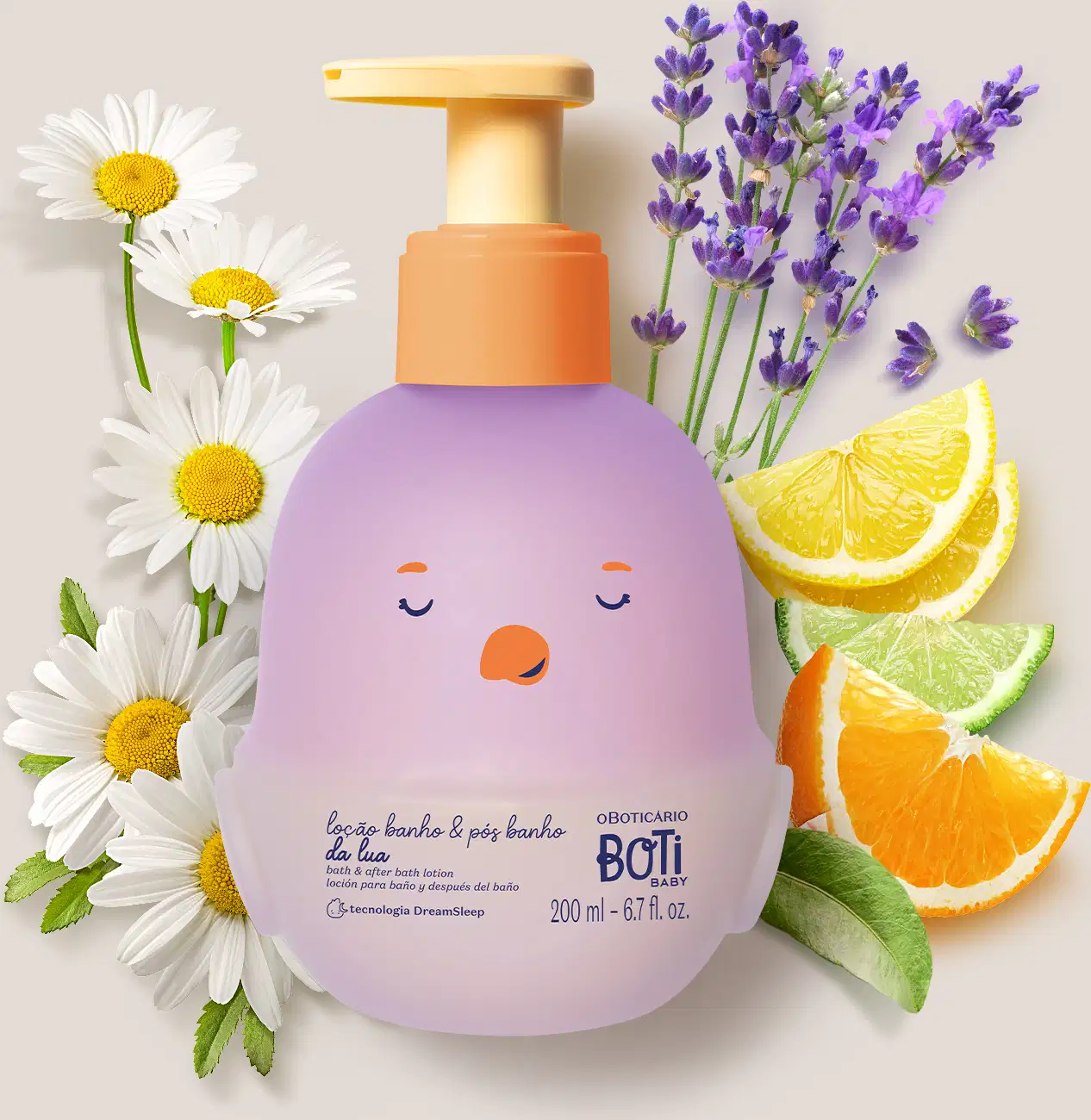 Embalagem de loção para banho e pós banho Boti Baby Lua em formato de pintinho na cor lilás e tampa dosadora laranja rodeada por flores de camomila, lavanda, fatias de limão e laranja em fundo claro.
