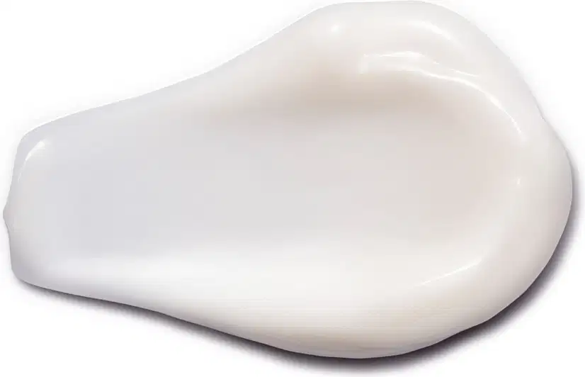 Textura cremosa e brilhante de loção infantil para banho e pós banho Boti Baby Lua, com superfície lisa e uniforme, em tom branco perolado.