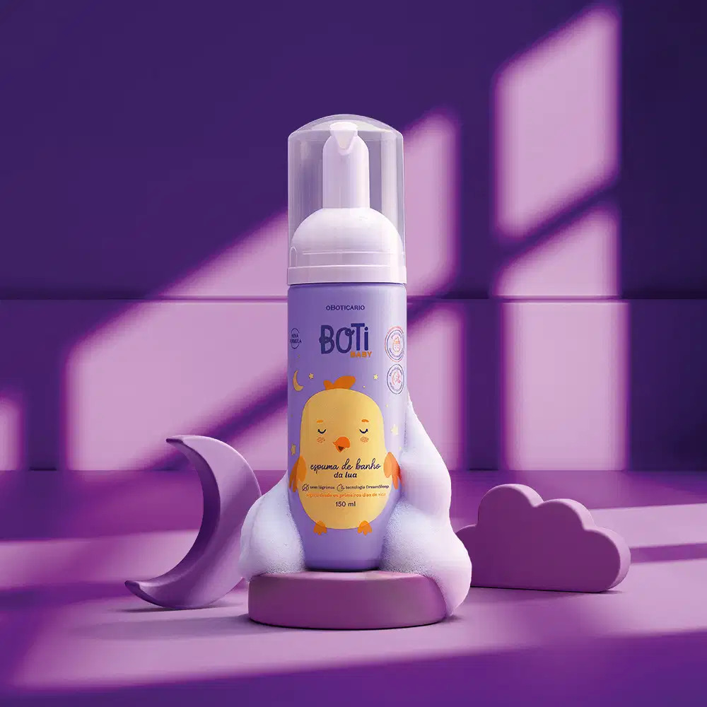 Embalagem azul de espuma de banho da marca Boti Baby em ambiente roxo com lua e nuvens, sobre superfície da mesma cor, com uma sombra de janela.