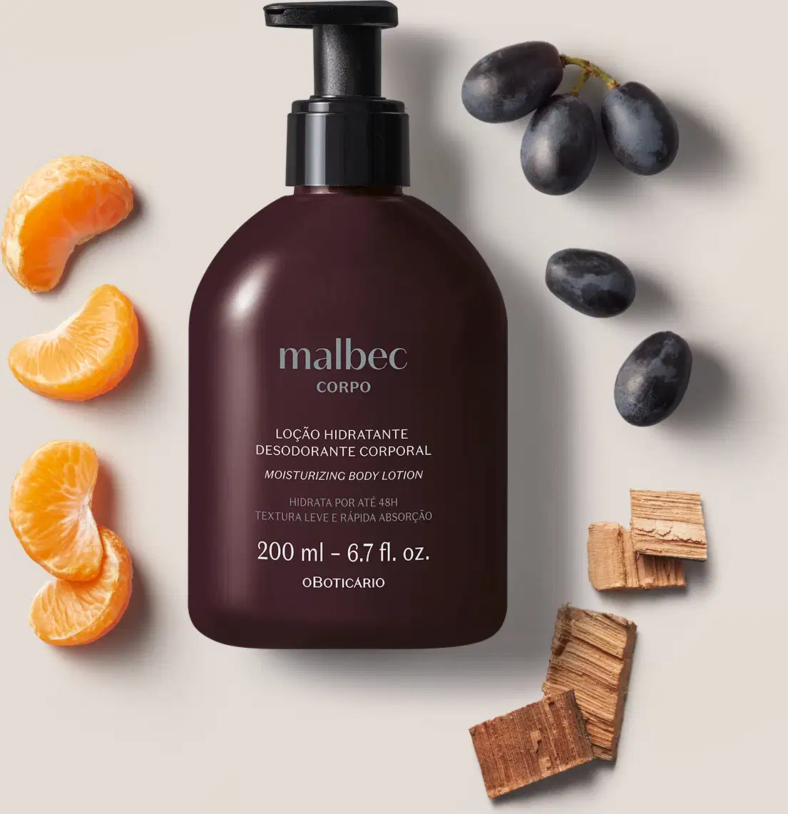 Frasco de plástico marrom escuro com válvula pump e alguns elementos decorativos ao redor, como gomos de tangerina, uvas pretas e pedaços de madeira, sugerindo família olfativa do produto.