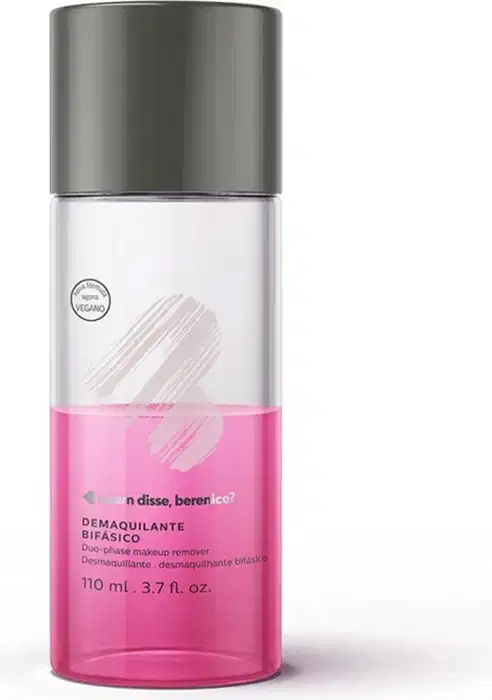 Frasco cilíndrico de demaquilante bifásico Quem Disse, Berenice? com embalagem transparente onde se vê metade do líquido rosa na parte de baixo da embalagem e metade do liquido transparente na parte de cima, além de tampa preta.