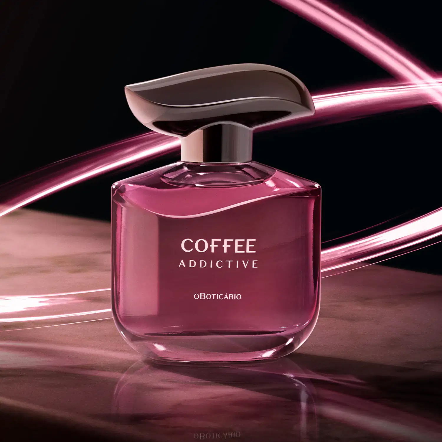 Imagem de um frasco de desodorante colônia Coffee Woman Addictive com design elegante e moderno, em um ambiente escuro com luzes brilhantes, sugerindo um contexto de luxo e exclusividade.