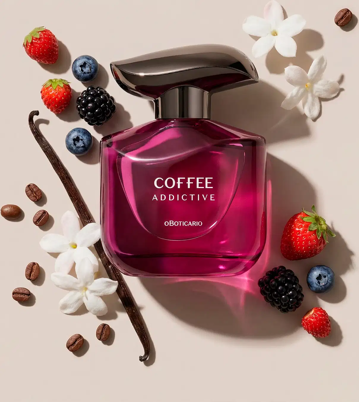 Imagem do desodorante colônia Coffee Woman Addictive de fragrância de café com notas frutadas e florais, em embalagem de design moderno e elegante, rodeada por ingredientes naturais como frutas e flores, sugerindo experiência sensorial sofisticada.