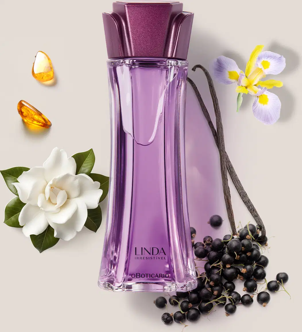 Vidro longo e transparente com líquido lilás, tampa roxa em formato de flor e letras roxas de desodorante colônia Linda Irresistível rodeado por camélia branca, âmbar e favas e flor de baunilha.