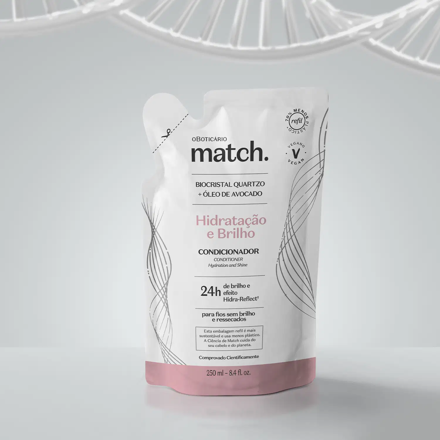 Refil de condicionador Match Hidratação e Brilho em sachê nas cores rosa e branca com letras pretas em fundo cinza.