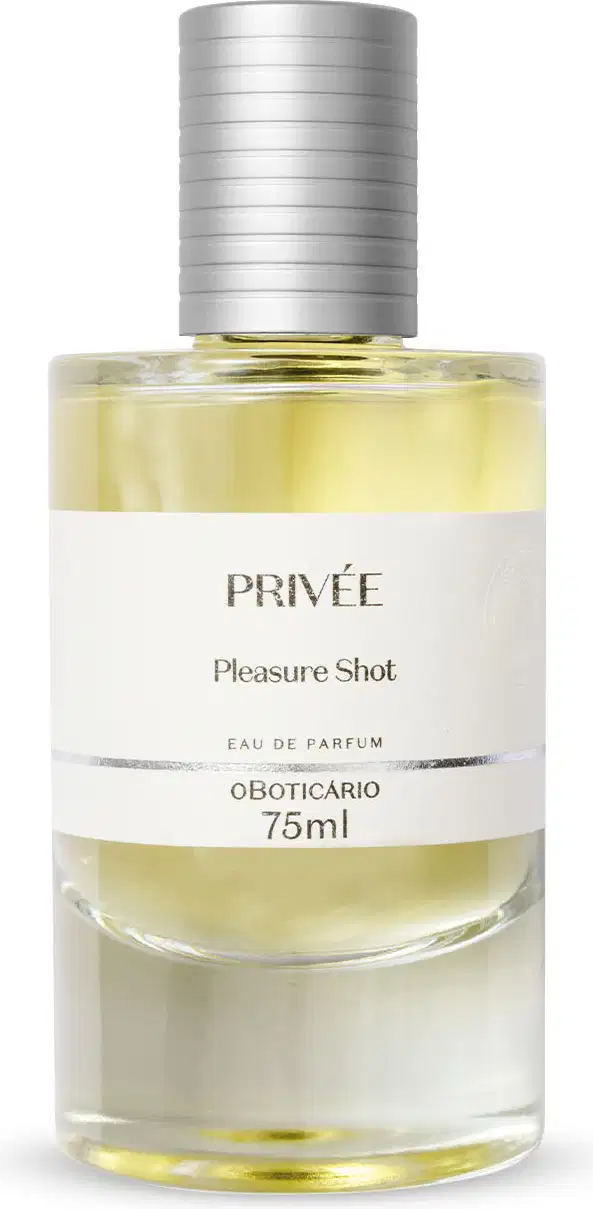 Vidro cilíndrico transparente com líquido amarelado, tampa prata e rótulo branco com letras pretas contendo 75ml de Eau de Parfum Privée Pleasure Shot.