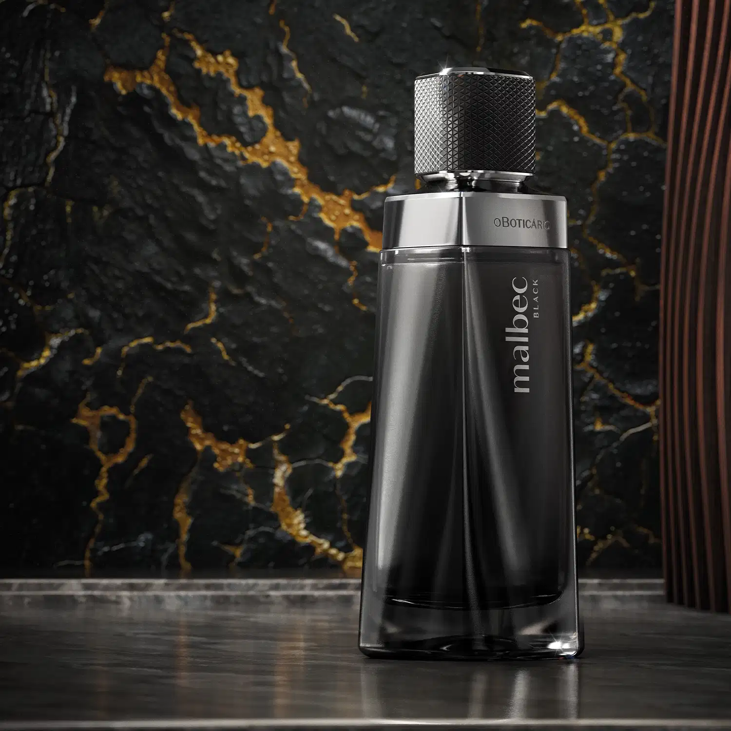 O frasco é de vidro escuro com um design elegante e moderno. O produto está posicionado sobre uma superfície refletiva, com um fundo escuro e com veios dourados, criando um ambiente sofisticado e luxuoso.