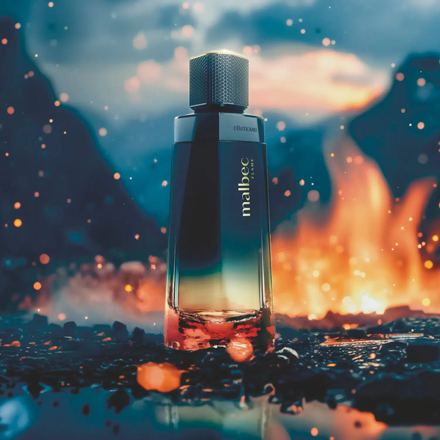 Frasco de item de perfumaria da marca Malbec Flame em primeiro plano, em ambiente vulcânico, com solo preto com detalhes em brasa e uma chama alta atrás do frasco e cenário de montanhas vulcânicas no fundo.