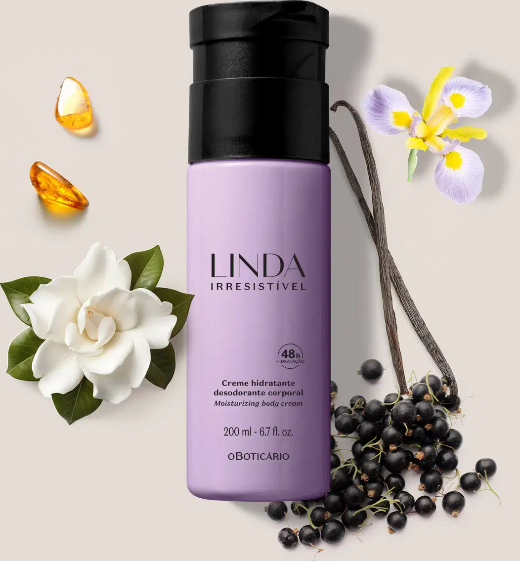 Frasco lilás com tampa e letras pretas contendo loção hidratante corporal da marca Linda Irresistível rodeado por camélia branca, âmbar e favas e flor de baunilha.