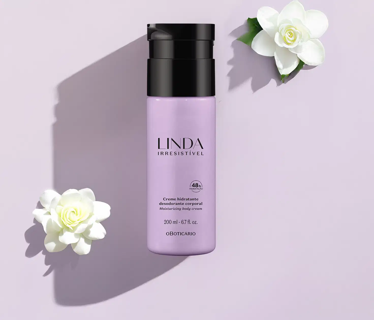 Frasco lilás com tampa e letras pretas de loção hidratante corporal da marca Linda Irresistível com camélias brancas em volta em um fundo azul claro com sombras.