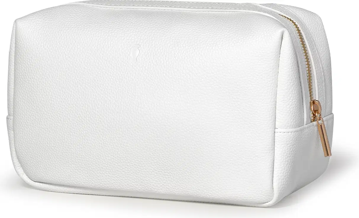 O produto apresentado é uma bolsa cosmética branca. Possui uma forma retangular e uma alça de zíper dourada. A superfície da bolsa tem uma textura de couro sintético. Não há nenhum texto ou rótulo visível na imagem.
