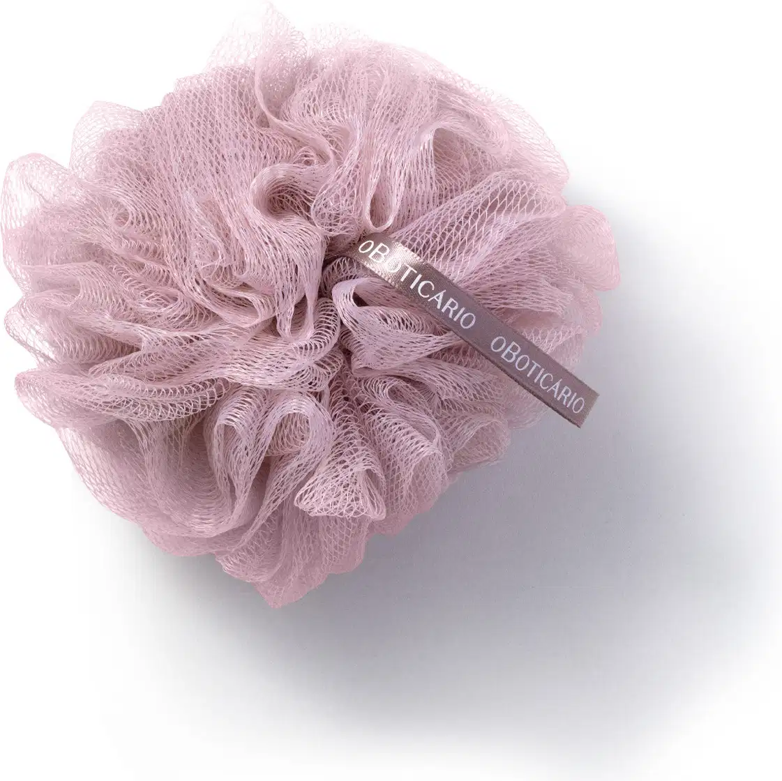 Imagem de uma esponja de banho rosa em formato arredondado, com textura de rede, com a marca "O Boticário" impressa em fita rosa. Está em superfície branca com leve sombreado.