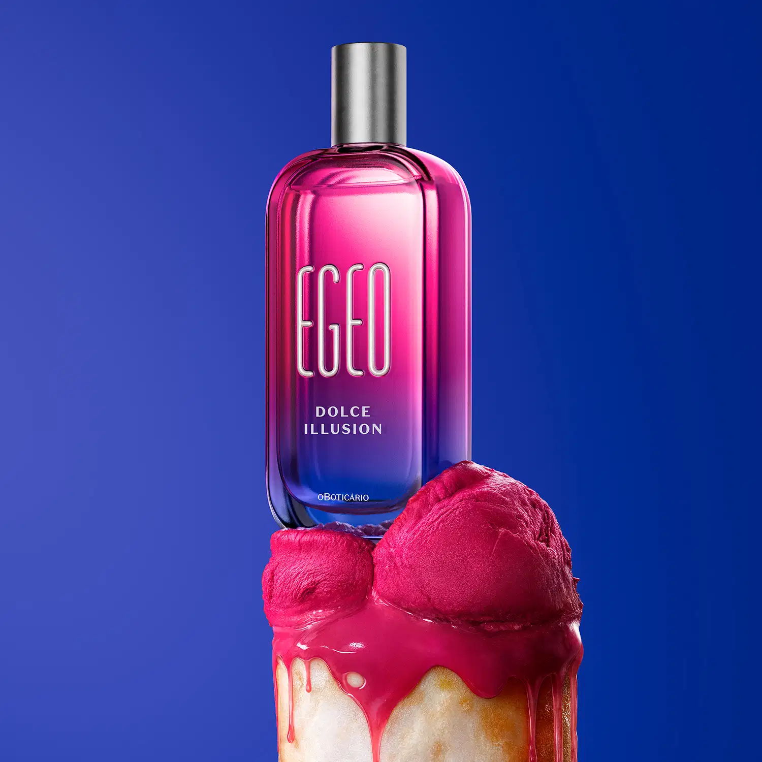 Imagem de um recipiente de desodorante colônia Egeo Dolce Illusion rosa e azul com rótulo branco em fundo azul sólido. O recipiente possui tampa prateada e ilustra fazer parte de um sorvete de morango na casquinha.