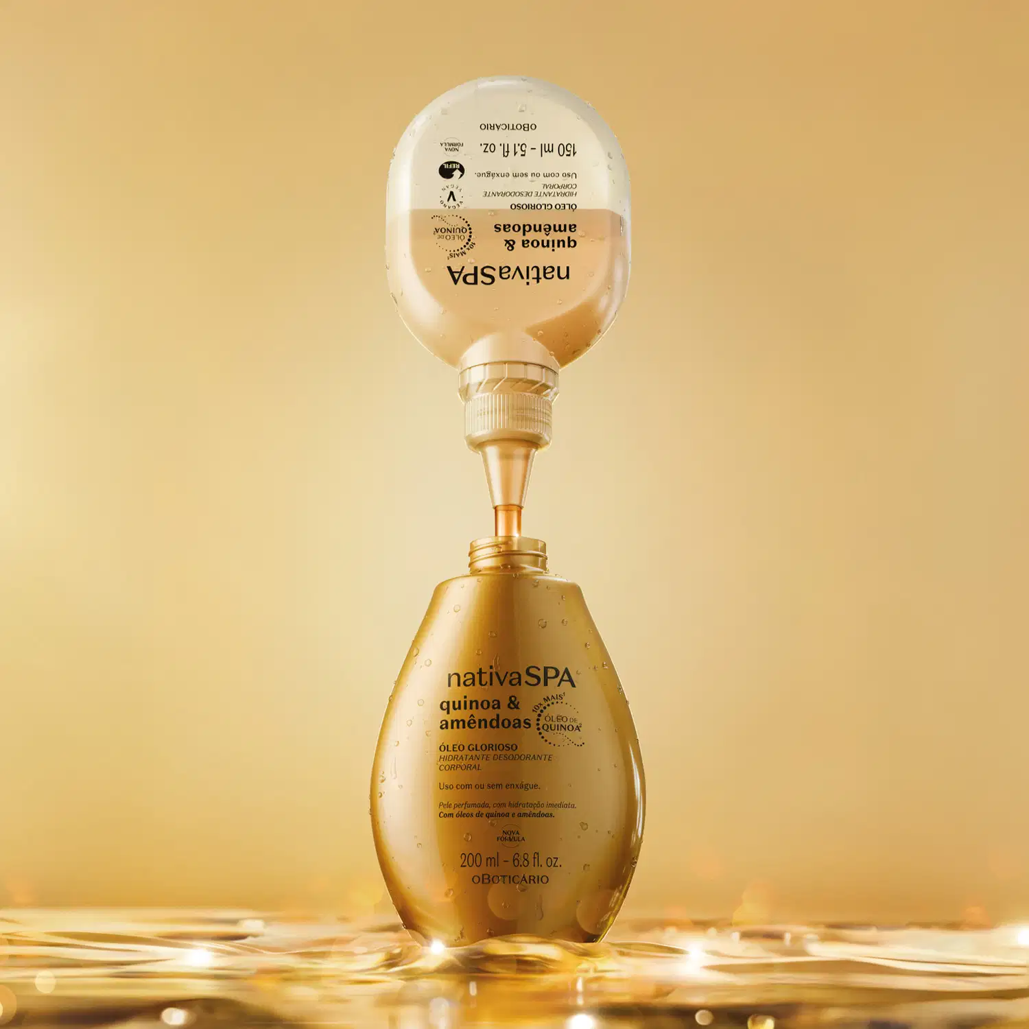 Imagem de uma embalagem refil de óleo glorioso corporal da marca Nativa SPA Quinoa e Amêndoas derramando o produto dentro de um frasco dourado de óleo corporal da mesma marca. O fundo da imagem é bege vibrante e a superfície molhada está molhada.