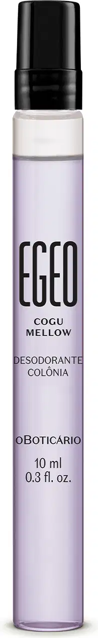 Imagem de um vidro transparente em formato cilíndrico e tampa preta contendo 10 ml de desodorante colônia Egeo Cogu Mellow.