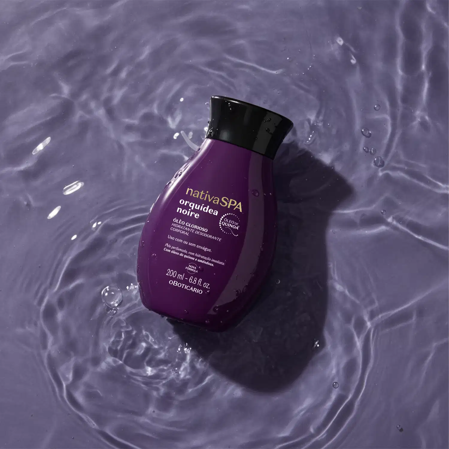Imagem de frasco roxo de óleo glorioso corporal da marca Nativa SPA Orquídea Noire flutuando em água com ondulações e bolhas, em fundo roxo escuro.