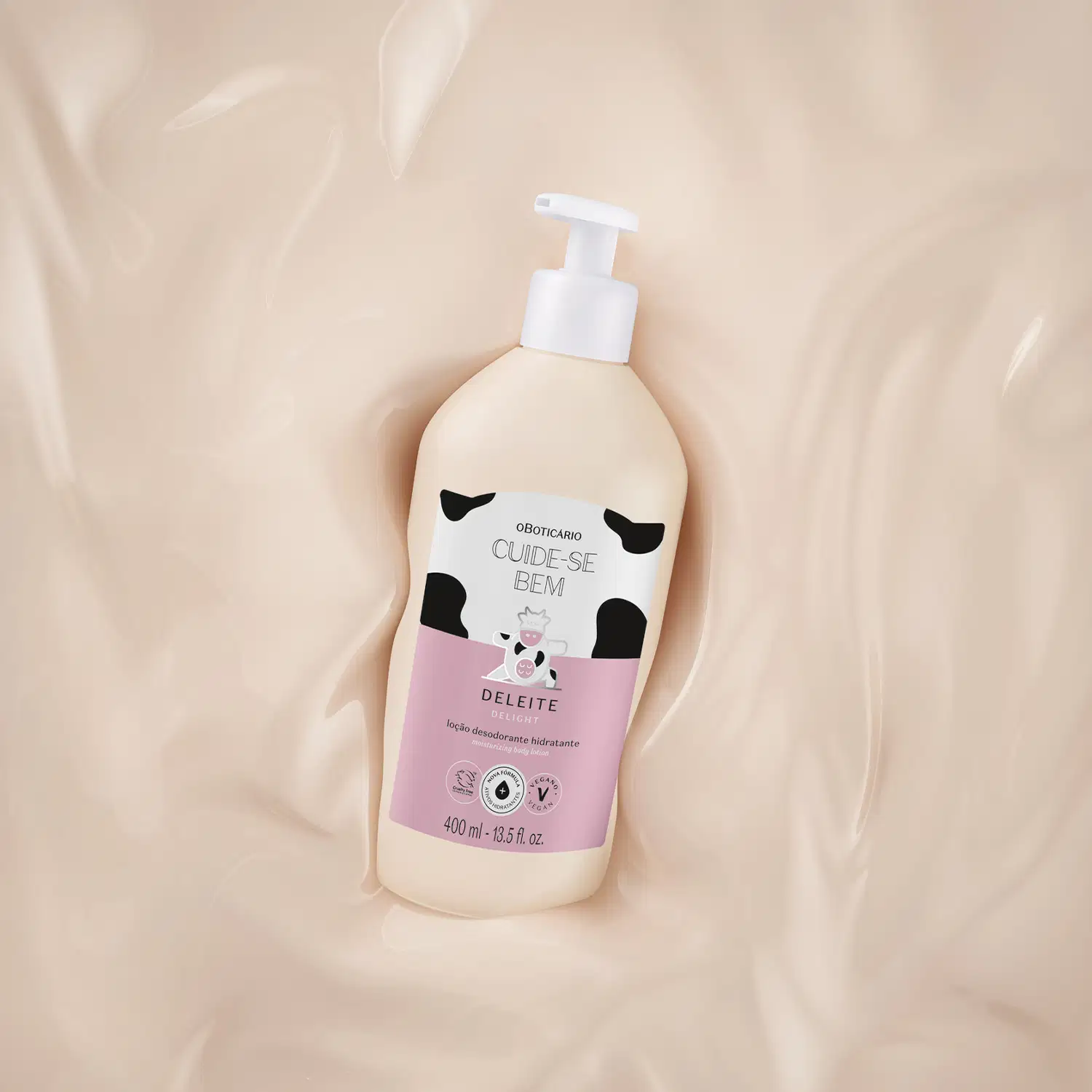 Embalagem branca com rótulo rosa, branco e ilustração de vaca de loção hidratante corporal da marca Cuide-se bem Deleite sobre superfície clara e suave.