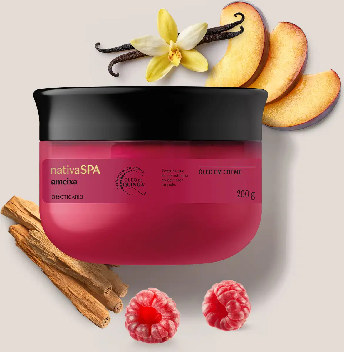 Ambiente de spa com pote rosa e preto de óleo em creme corporal da marca Nativa SPA Ameixa com ingredientes naturais como óleo de quinoa, acompanhado de flores e frutas que remetem a uma experiência relaxante e natural.