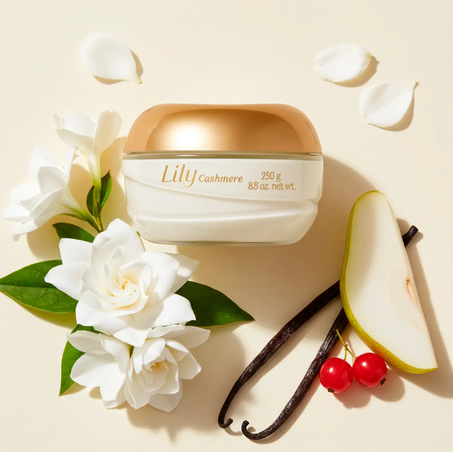 O Creme Hidratante Corporal Lily é apresentado em um ambiente elegante e natural, com flores brancas, frutas e especiarias, sugerindo uma fragrância delicada e sofisticada. A embalagem em tons de branco e dourado destaca a marcado produto.