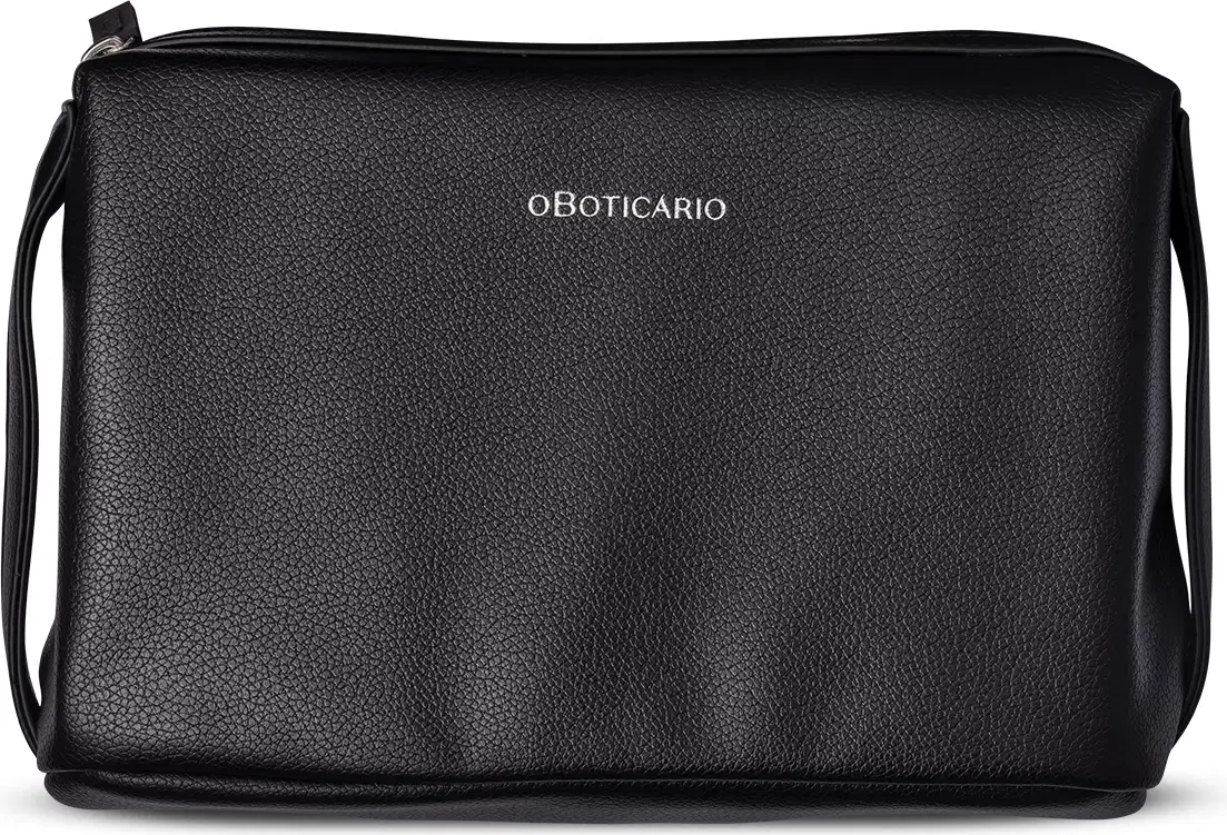 Imagem de um nécessaire em courino com logotipo "O Boticário" em letras prateadas, com zíper e alça para transporte.