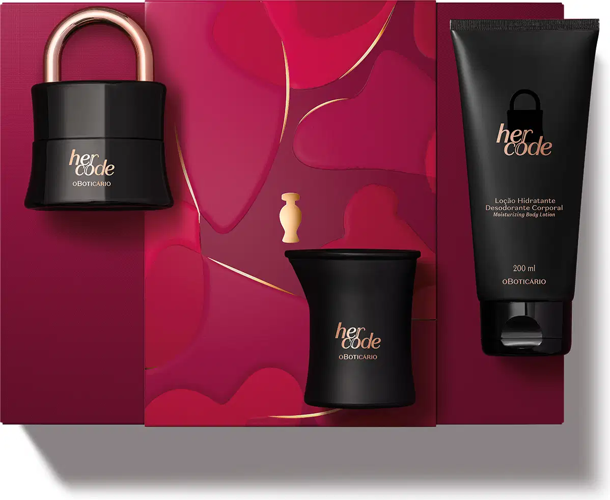 Kit de produtos da marca Her Code, incluindo um frasco de loção hidratante corporal, uma vela aromática e um eau de parfum em formato de cadeado, todos na cor preta com detalhes dourados, além de uma caixa na cor vinho com detalhe dourado.