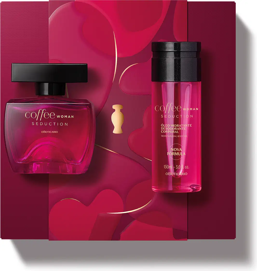 Produtos da marca Coffee Woman Seduction, incluindo um frasco de desodorante colônia feminino, frasco de óleo hidratante corporal, ambos com líquido rosa e tampa preta, e uma caixa de presente vermelha com detalhes dourados.