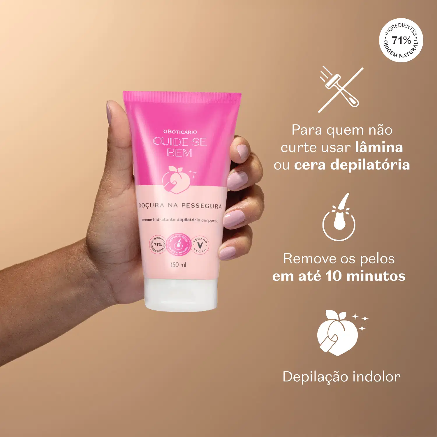 Creme depilatório corporal da marca Cuide-se Bem Doçura na pessegura sendo segurado por mão feminina em fundo bege contendo texto informando que o produto é para quem não curte lâmina ou cera, remove pelos em até 10 minutos de forma indolor.