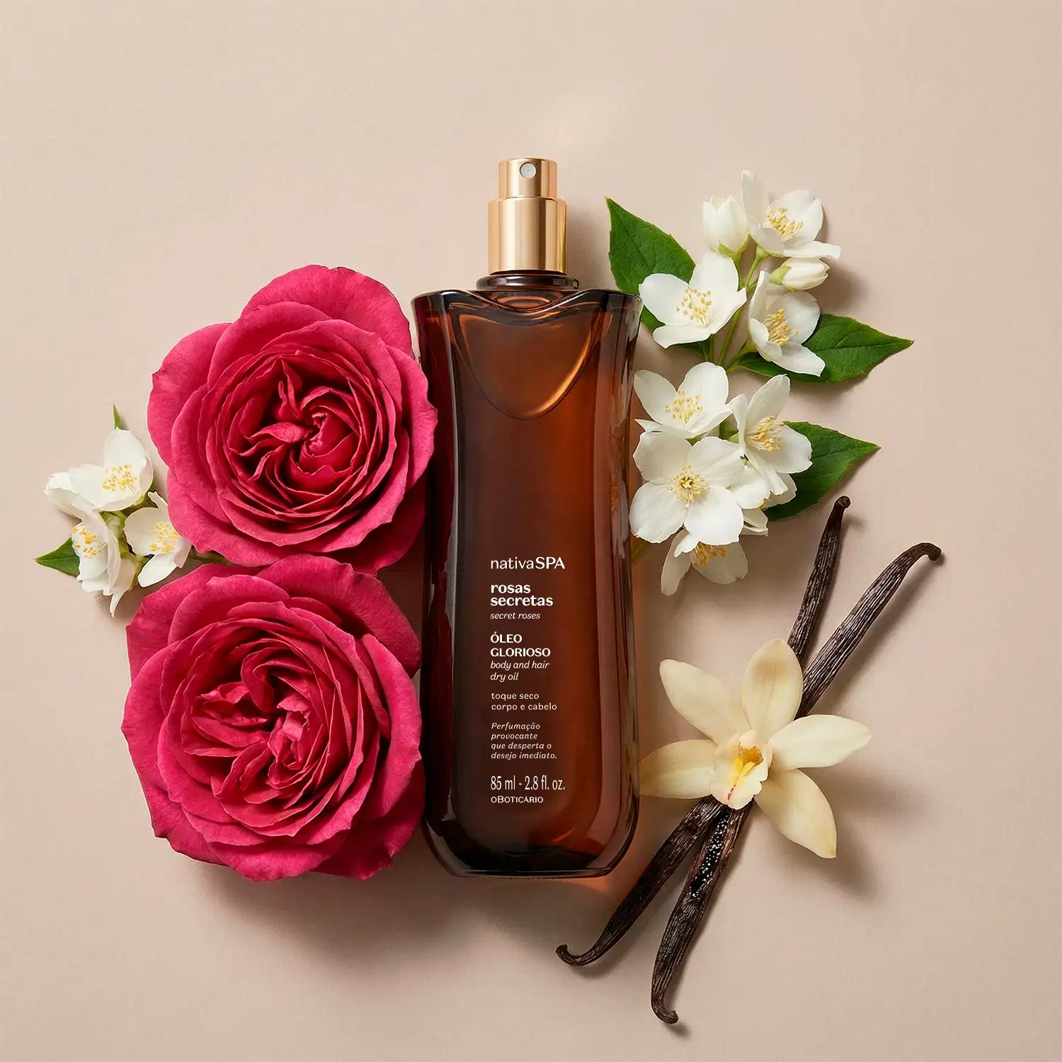Ambiente aconchegante com rosas vermelhas, jasmins brancos e um frasco de óleo corporal multifuncional da marca Nativa SPA Rosas Secretas, em tons de roxo, em um fundo bege, sugerindo um contexto de máxima fragrância e cuidados pessoais.