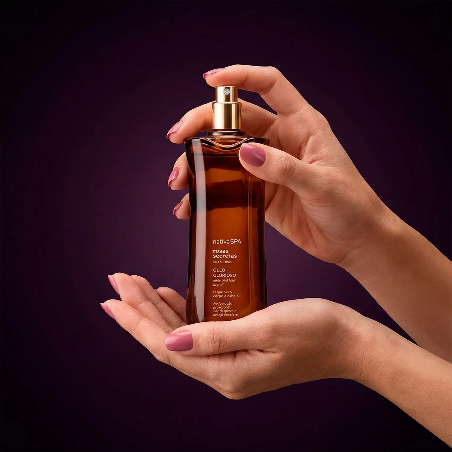 Ambiente escuro e elegante, com mãos segurando um frasco de óleo corporal multifuncional da marca Nativa SPA Rosas Secretas, em tons de roxo e dourado, sugerindo um produto de beleza e cuidados pessoais.