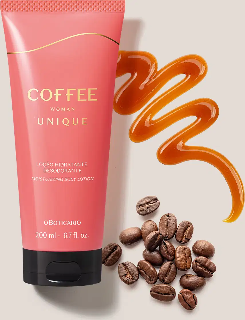 Imagem de bisnaga de loção hidratante desodorante corporal da linha Coffee Woman Unique, em embalagem rosa com tampa preta e detalhes dourados cercada por grãos de café e um fio de caramelo formando um caminho sinuoso sobre superfície clara.