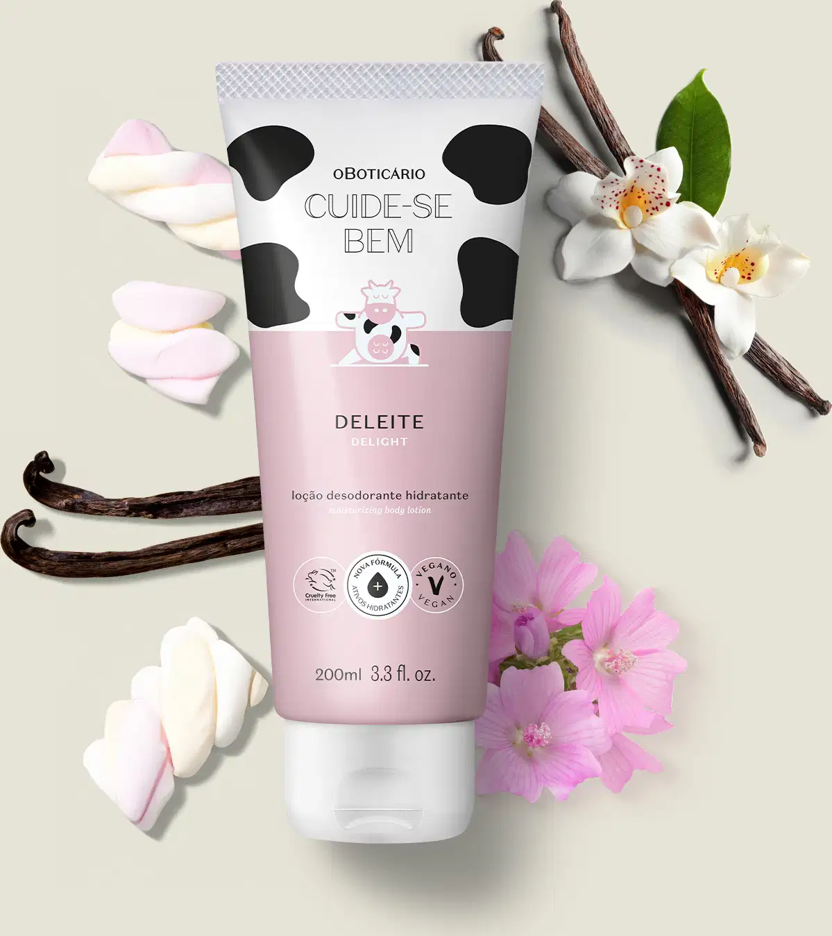Tubo de loção desodorante hidratante da marca Cuide-se bem Deleite cercada por flores brancas e rosas, favas de baunilha e tranças de marshmallow em superfície clara, compondo cenário natural e delicado.