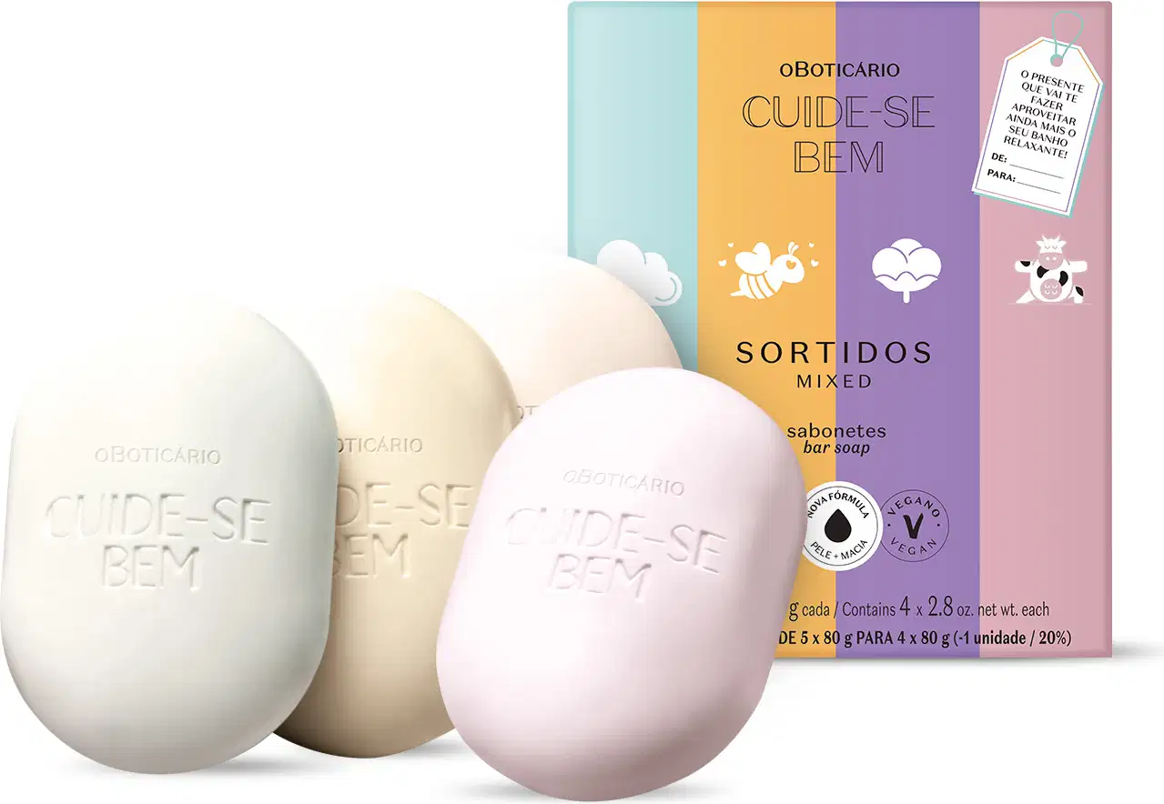 Imagem de quatro sabonetes sortidos em formato oval, em tons de azul, rosa e lilás, com a marca "Cuide-se Bem" impressa, acompanhados de uma caixa colorida com informações sobre os produtos.