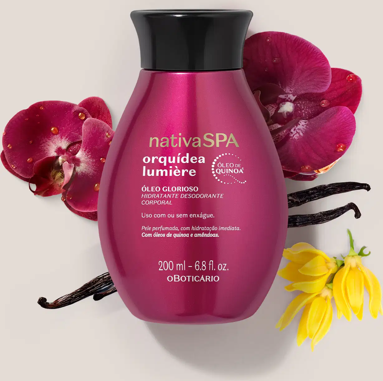 Frasco pink de item de corpo e banho da marca Nativa SPA, cercado por orquídeas grandes pinks, orquídeas pequenas amarelas e duas favas de baunilha, em superfície clara, compondo cenário de ambiente de uso do produto.