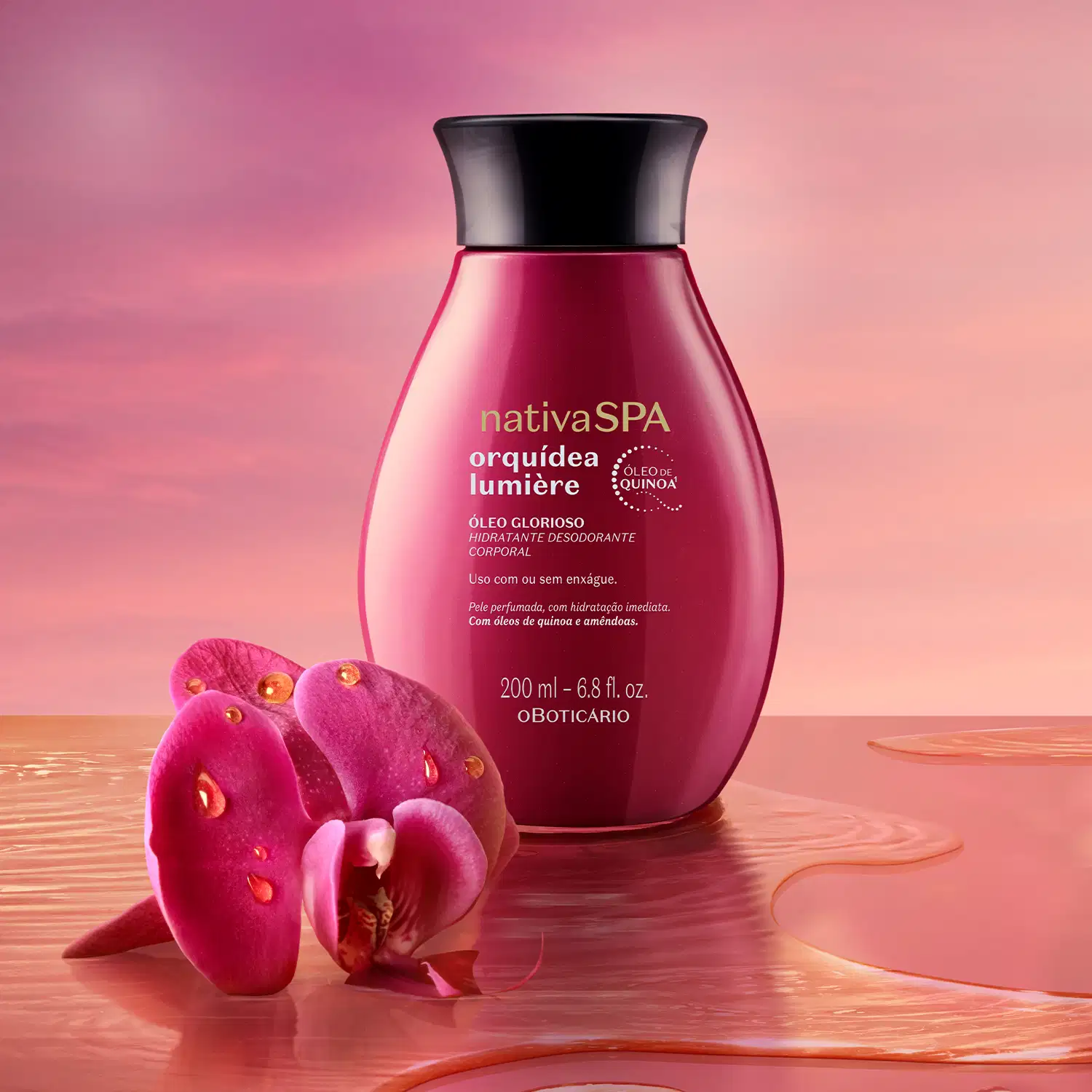 Frasco de item de corpo e banho Nativa SPA Orquídea Lumière sobre superfície rosa com uma poça de líquido transparente. Ao lado, uma flor de orquídea rosa com gotas alaranjadas, em fundo que lembra um céu rosada de fim de tarde.