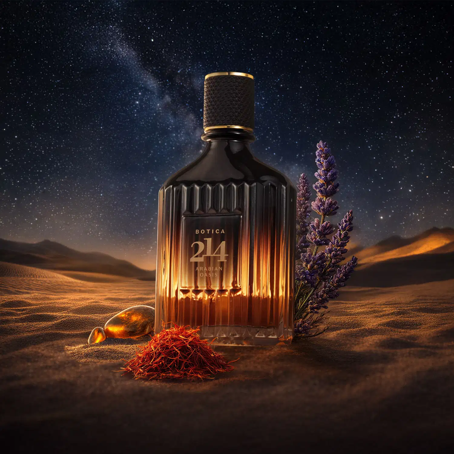 Cenário desértico com céu estrelado ao fundo, destacando uma garrafa de perfume da marca Botica 214 Arabian Oasis, rodeada por flores de lavanda e açafrão, sugerindo um ambiente exótico e sofisticado.