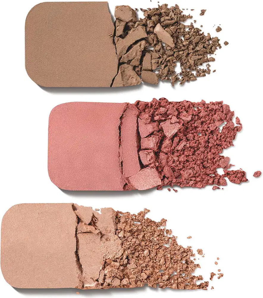 Imagem das três cores de blush em tons de bege, rosa e dourado, com textura granulada e aparência seca, dispostas sobre fundo branco.