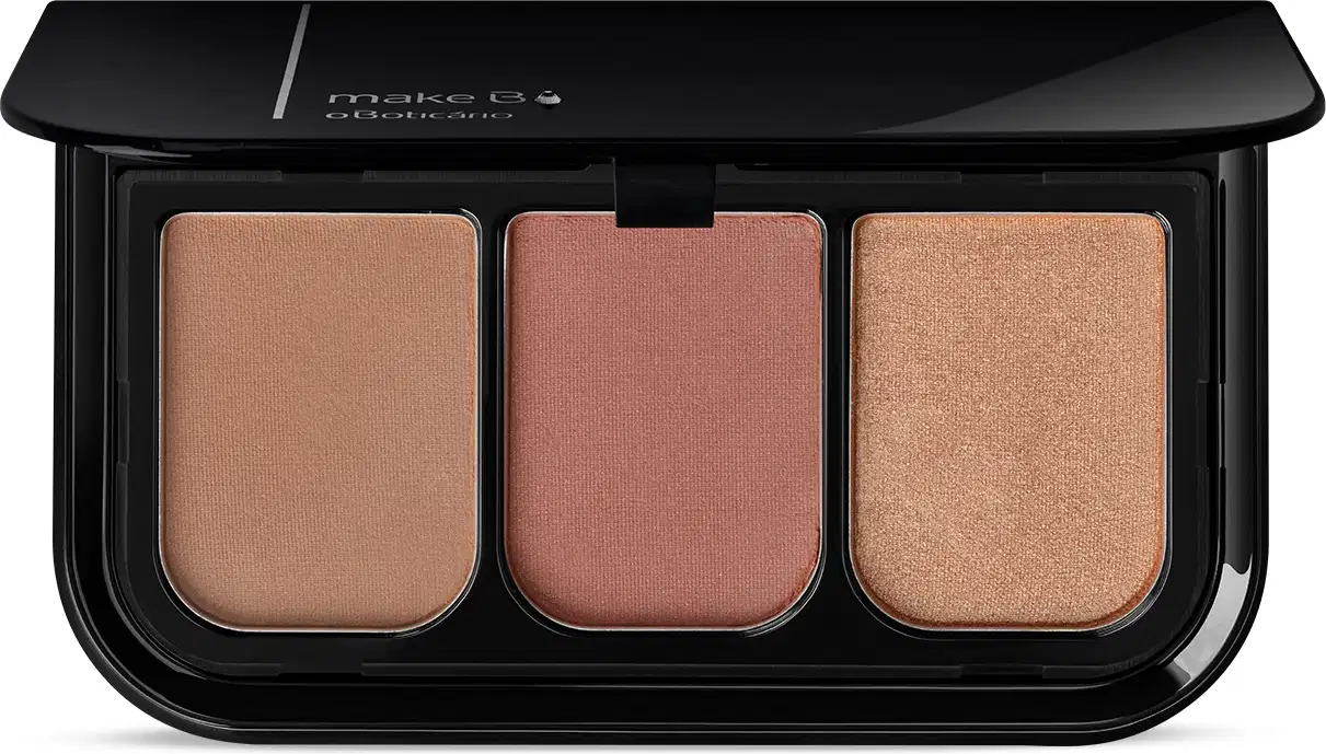 Imagem de uma paleta de blush compacta com três tons de marrom em embalagem preta com logotipo da marca.