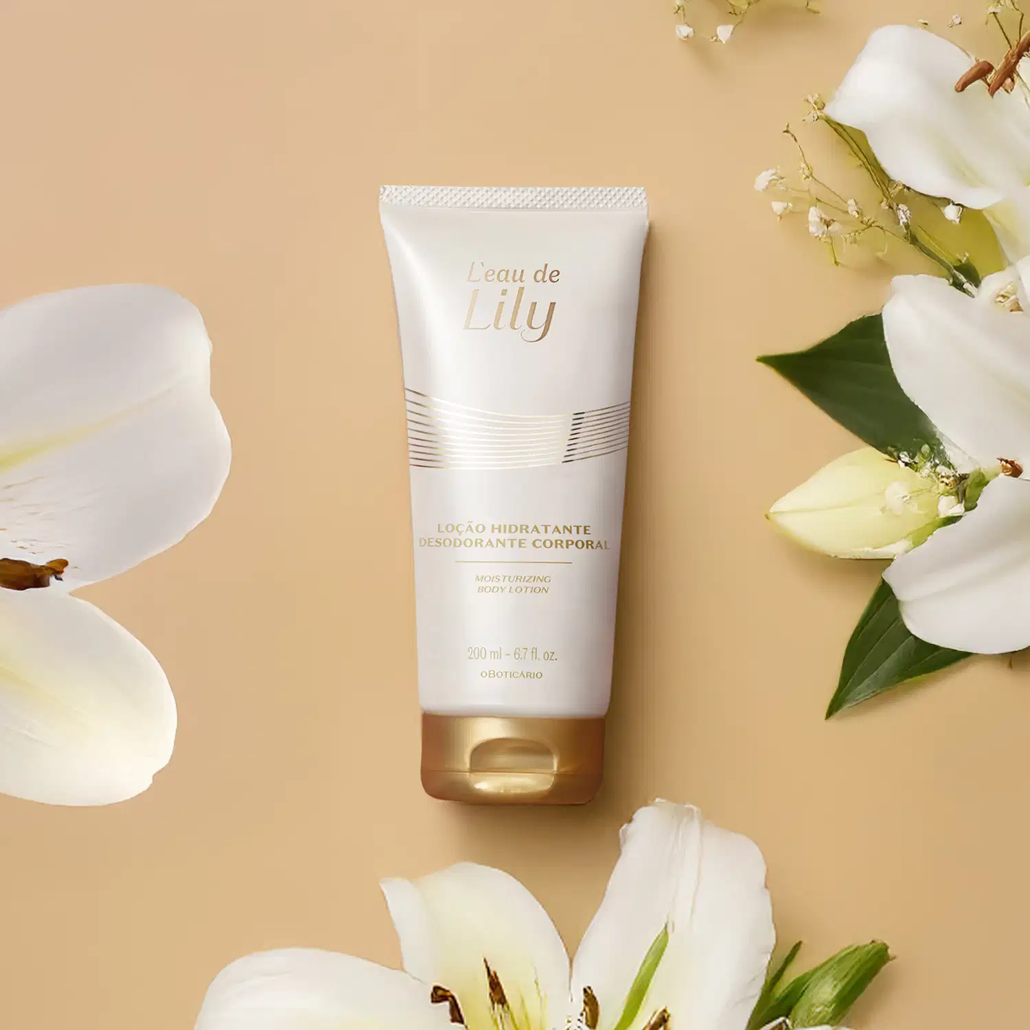 Tubo branco com detalhes dourados da marca L'eau de Lily, sobre fundo bege claro, cercado por flores brancas e folhas verdes, em um cenário suave e natural.