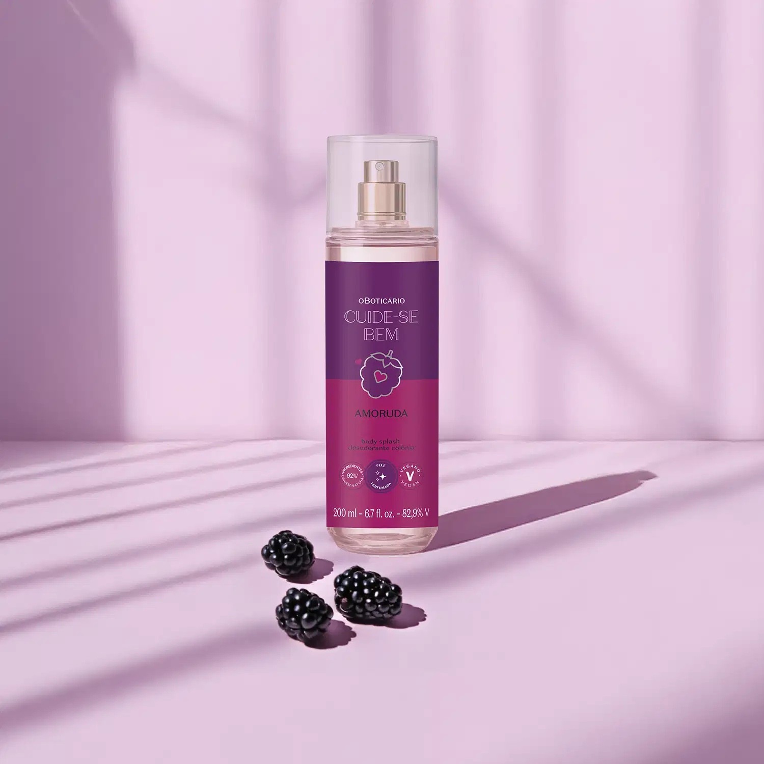 Ambiente de beleza com frasco de body splash da marca Cuide-se Bem Amoruda em tons de roxo, acompanhado de amoras frescas, em um cenário minimalista e elegante.
