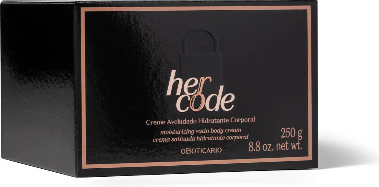Caixa preta com detalhes dourados com a marca Her Code impressa contendo um pote de creme hidratante corporal dessa marca.