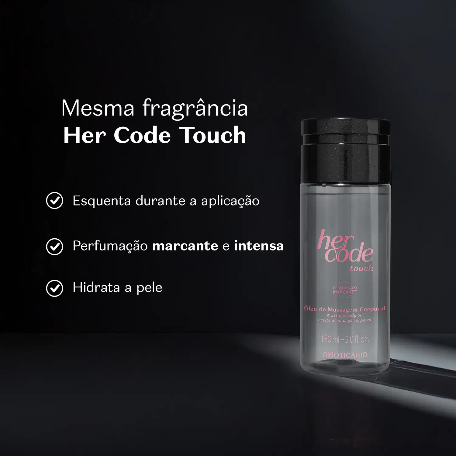 O produto apresentado é um óleo de massagem corporal da linha Her Code Touch e está em fundo escuro. O texto descreve as principais características do produto, como a perfumação marcante e intensa, a hidratação da pele e a aplicação suave durante o uso.
