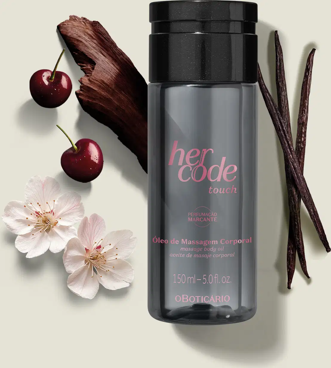 Ao redor do frasco de óleo de massagem corporal Her Code Touch, há flores brancas e cerejas vermelhas, além de um favo de baunilha. A apresentação geral sugere um produto de beleza e cuidados corporais.